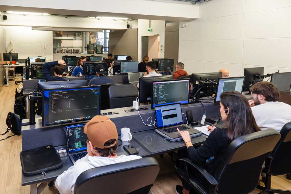 Élèves du Reacteur qui codent ensemble